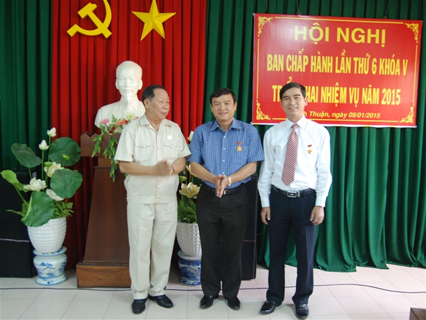Chủ tịch Hội CCB tỉnh trao Kỷ niệm chương tặng đồng chí Dương Văn An và đồng chí Lương Văn Hải