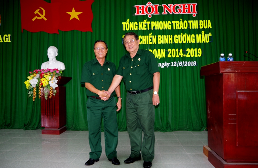 Đ/c Võ Quang, Phó Chủ tịch Tỉnh hội bắt tay chúc mừng thành công của Hội CCB thị xã